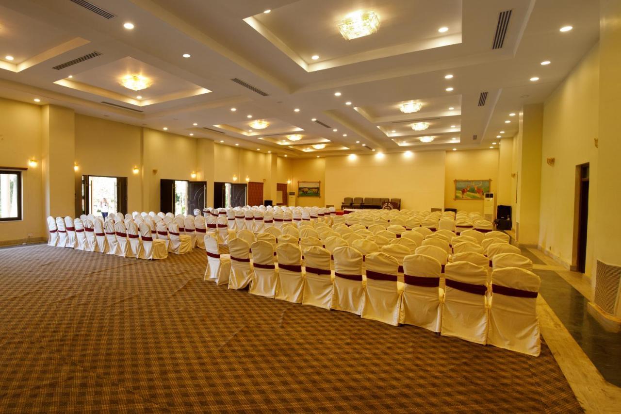 Chitwan Paradise Hotel Sauraha Ngoại thất bức ảnh
