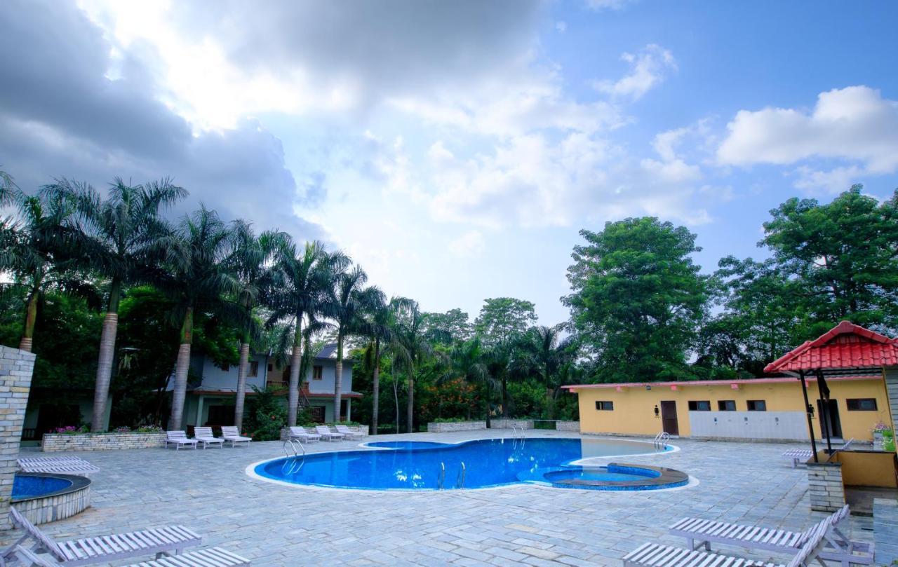 Chitwan Paradise Hotel Sauraha Ngoại thất bức ảnh