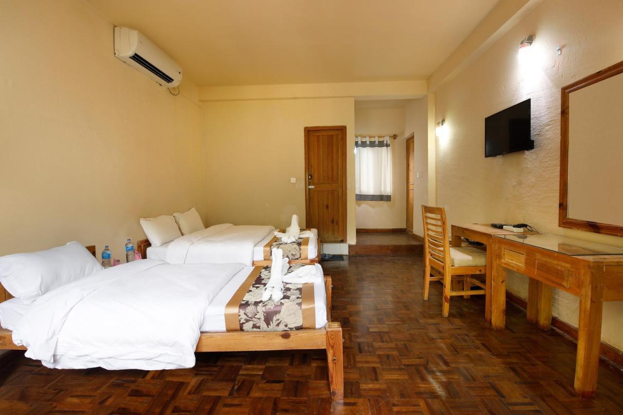 Chitwan Paradise Hotel Sauraha Ngoại thất bức ảnh