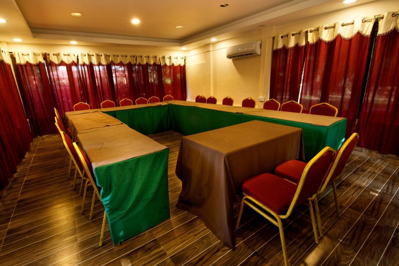 Chitwan Paradise Hotel Sauraha Ngoại thất bức ảnh