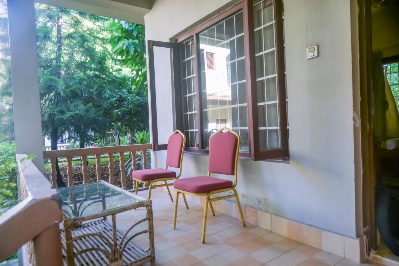 Chitwan Paradise Hotel Sauraha Ngoại thất bức ảnh