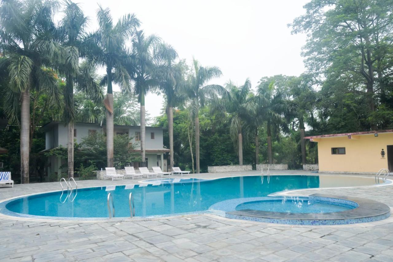 Chitwan Paradise Hotel Sauraha Ngoại thất bức ảnh