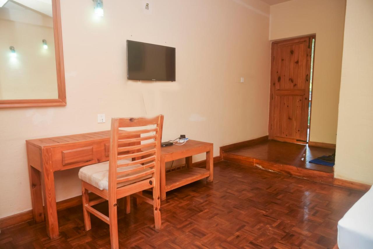 Chitwan Paradise Hotel Sauraha Ngoại thất bức ảnh