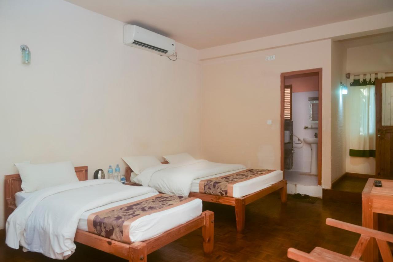 Chitwan Paradise Hotel Sauraha Ngoại thất bức ảnh