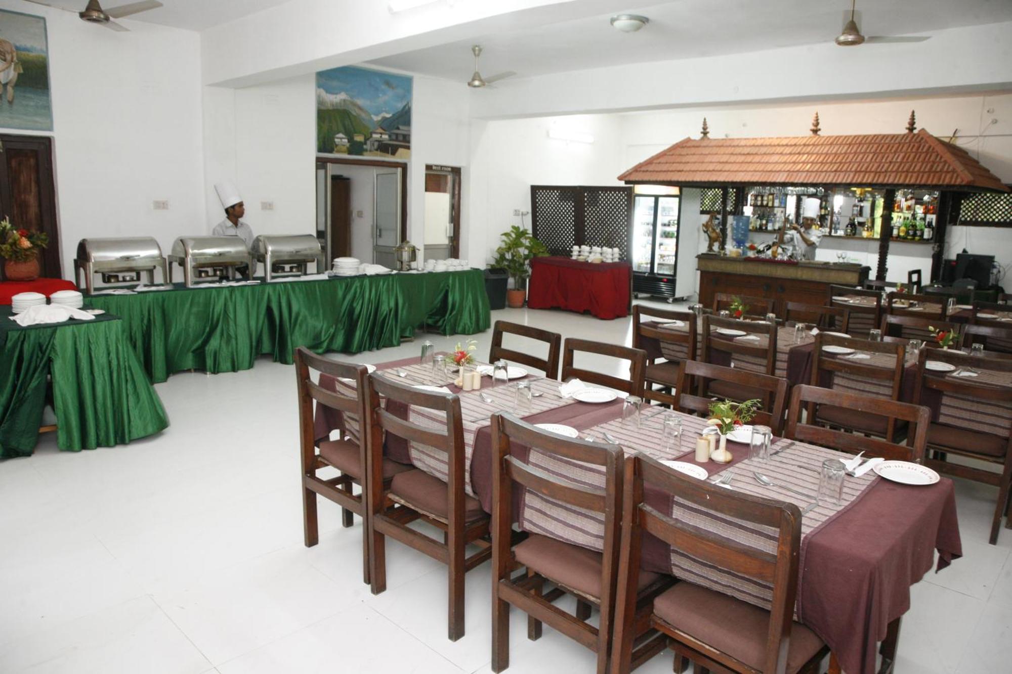 Chitwan Paradise Hotel Sauraha Ngoại thất bức ảnh