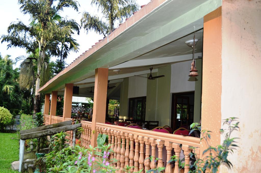 Chitwan Paradise Hotel Sauraha Ngoại thất bức ảnh