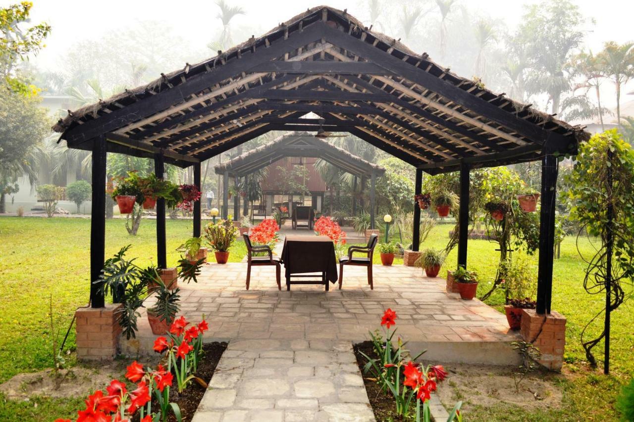 Chitwan Paradise Hotel Sauraha Ngoại thất bức ảnh