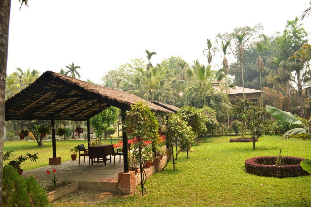 Chitwan Paradise Hotel Sauraha Ngoại thất bức ảnh