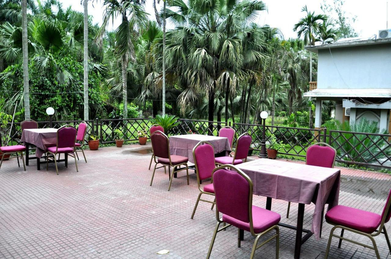Chitwan Paradise Hotel Sauraha Ngoại thất bức ảnh