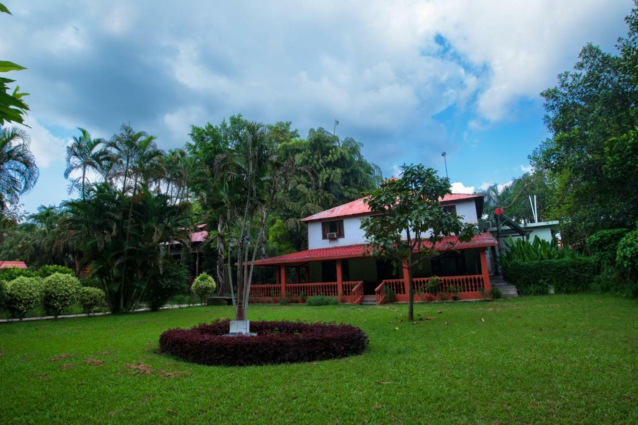 Chitwan Paradise Hotel Sauraha Ngoại thất bức ảnh