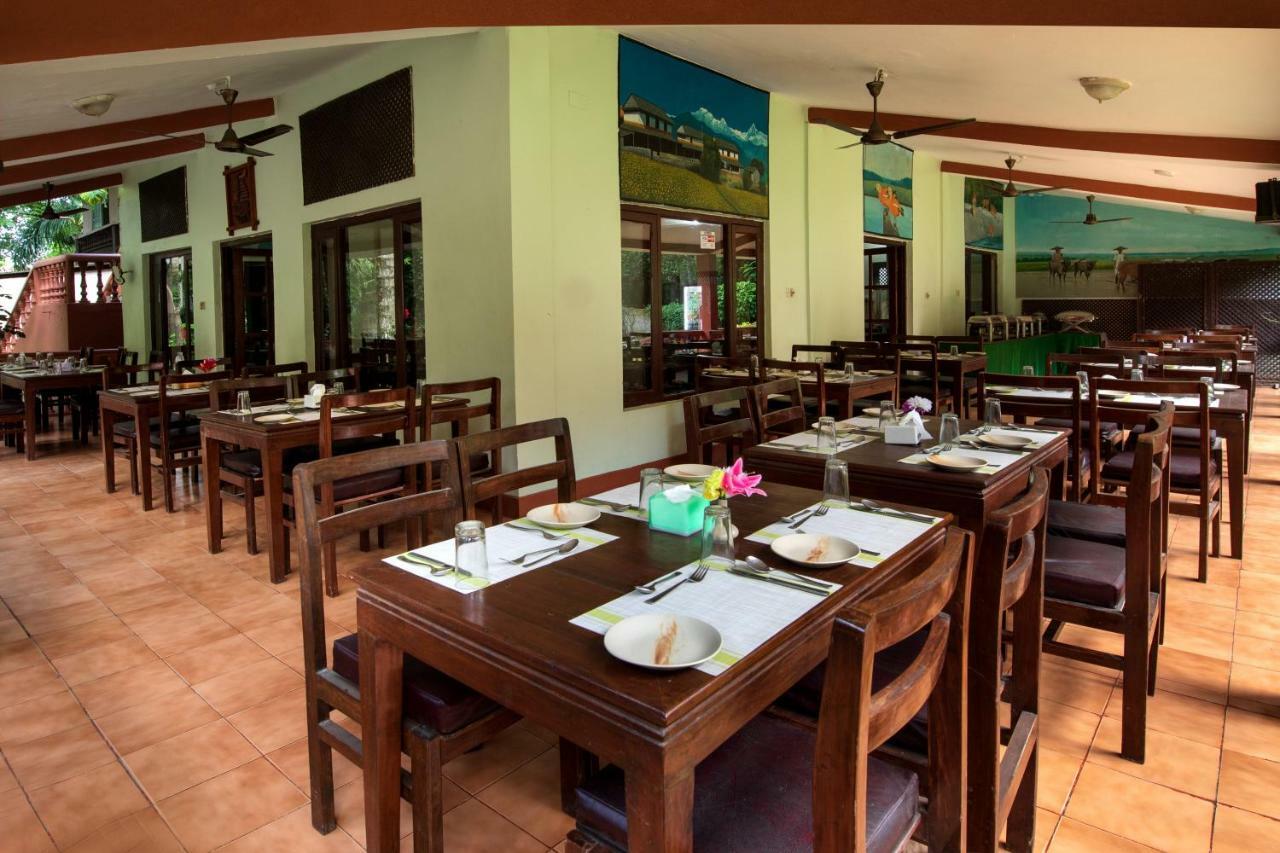 Chitwan Paradise Hotel Sauraha Ngoại thất bức ảnh