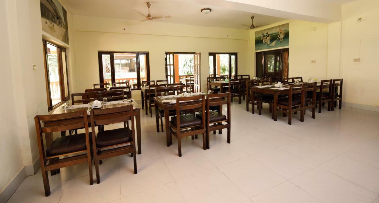 Chitwan Paradise Hotel Sauraha Ngoại thất bức ảnh